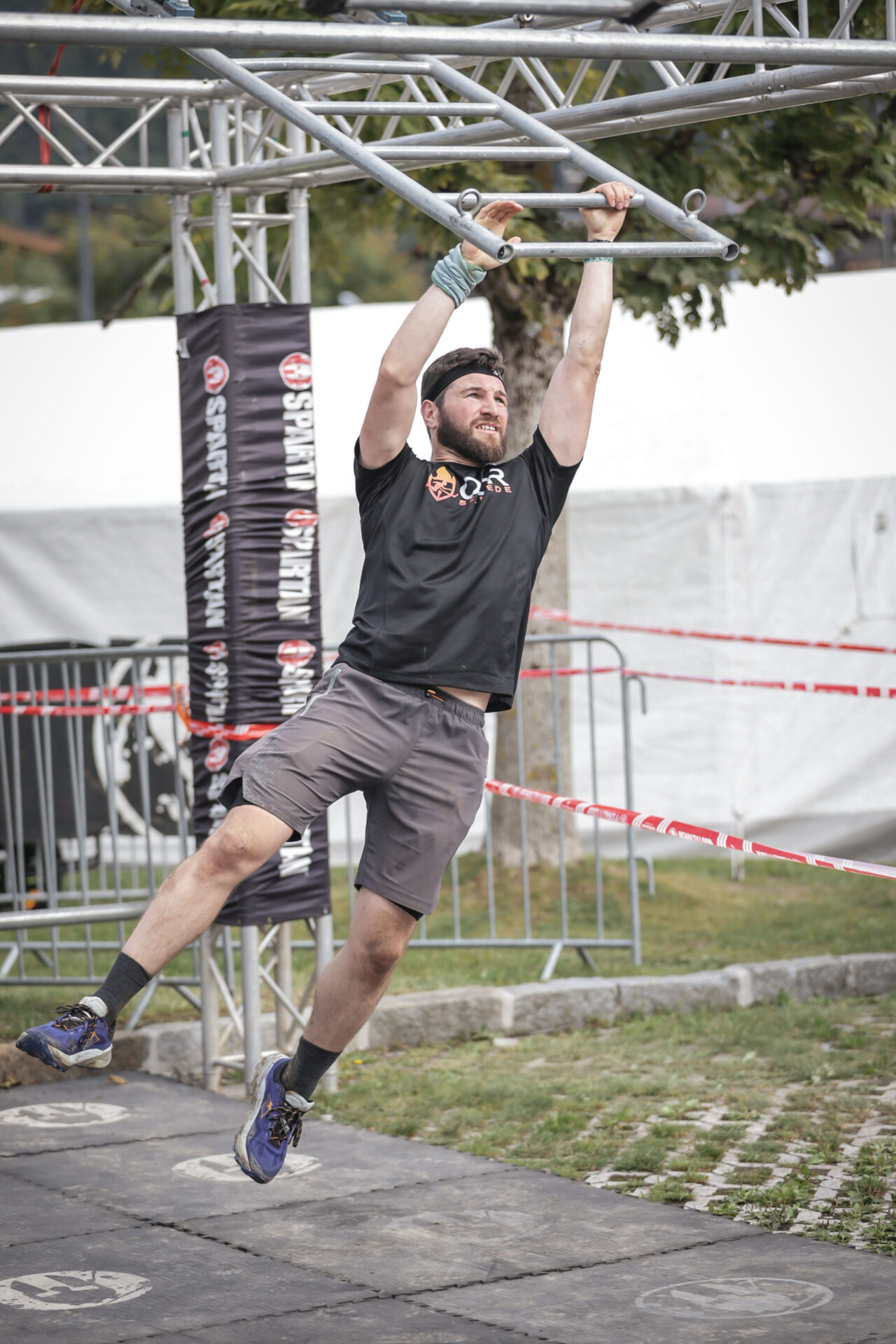 Benjamin an der Monkeybar beim Spartan Beast Kaprun