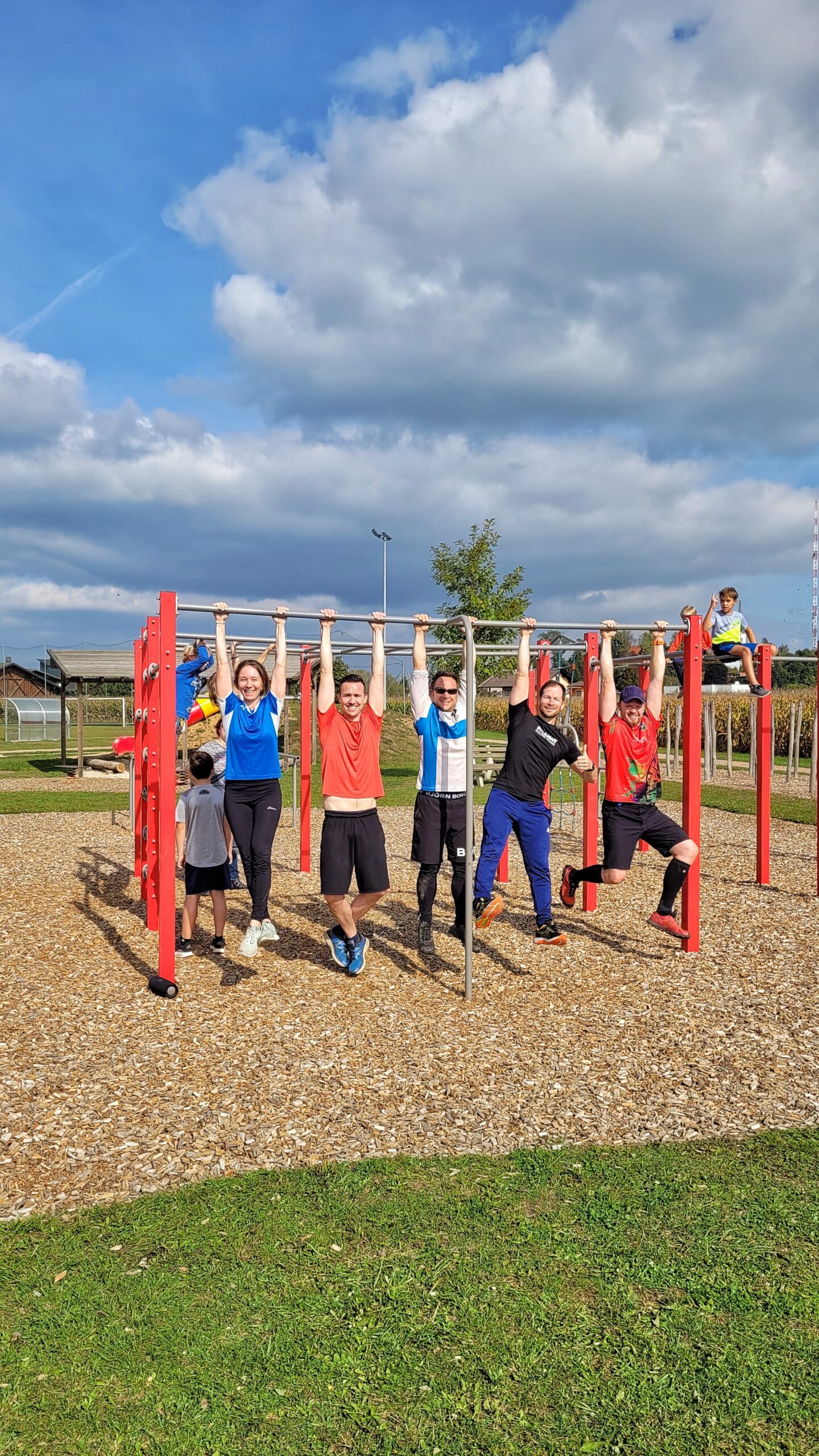Foto: Gruppentraining an Hindernis