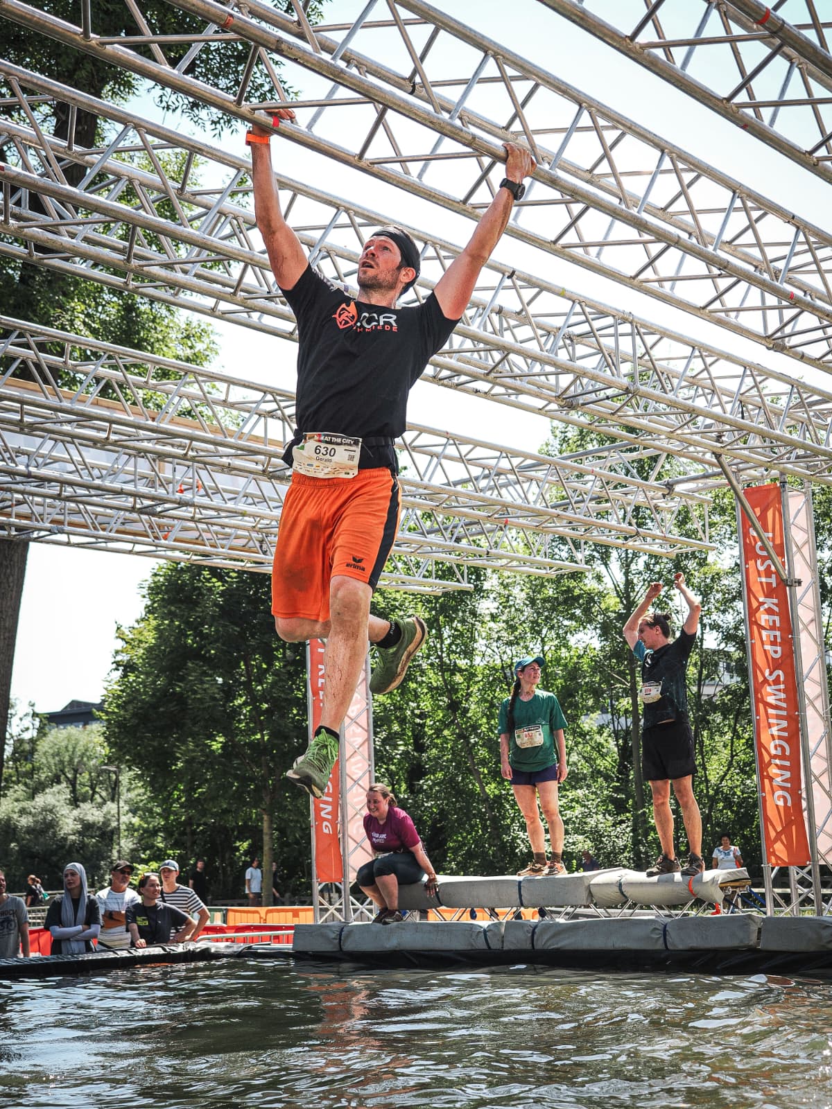 Monkey Bars beim Grazathlon